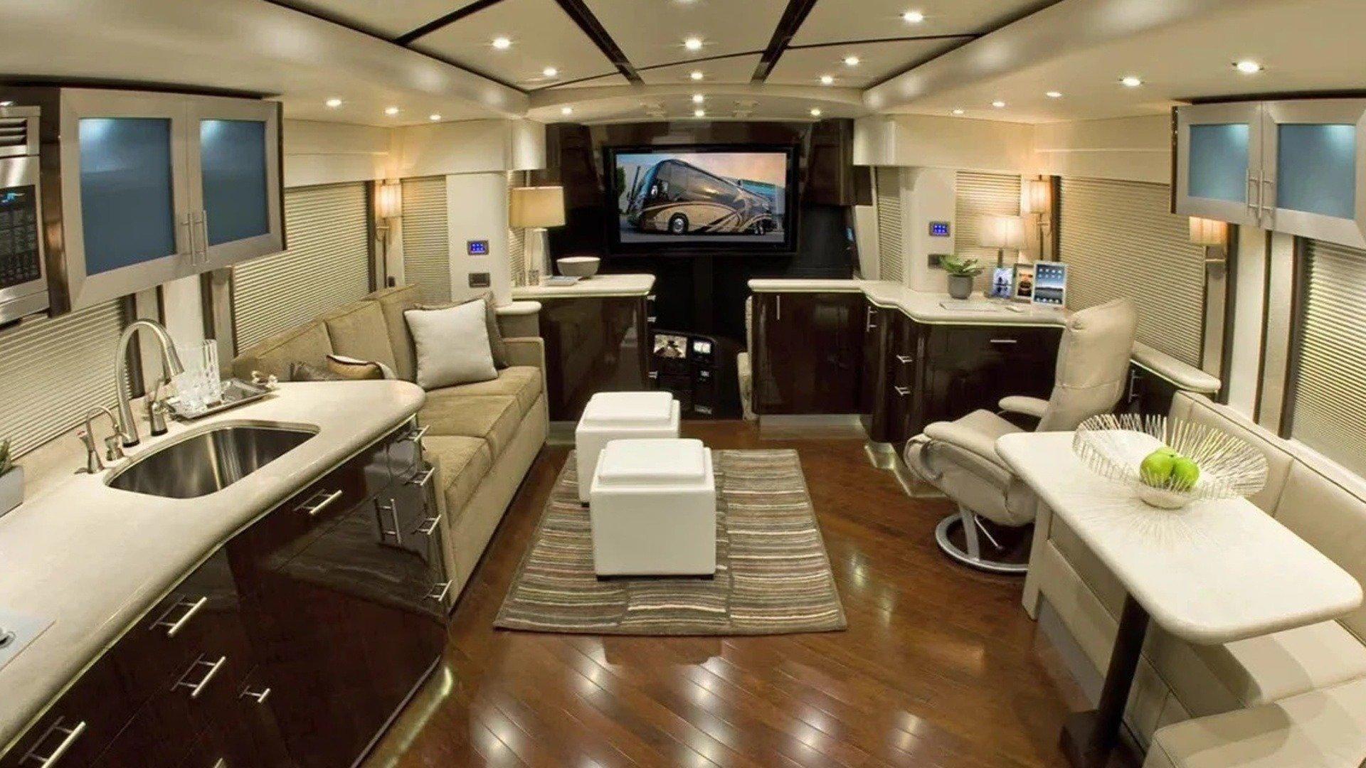 Extreme RVs Featherlite Luxury Coach, Thor Toy Hauler and Duba's Horse