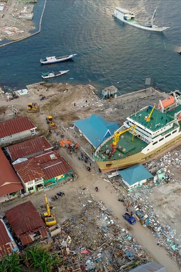 Live coverage of tsunami Live coverage of tsunami