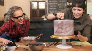 Decorating Cakes