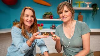 Lucy Lawless & Renee O'Connor Make Tiny Chili Cheese Nachos