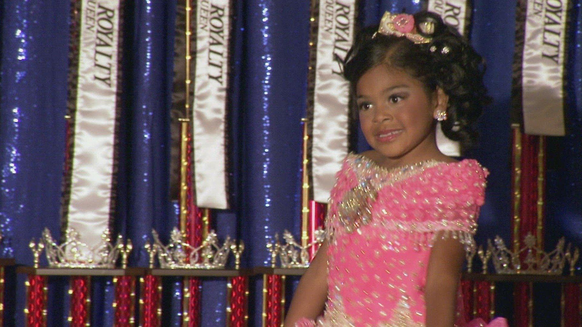 Toddlers & Tiaras Universal Royalty National Pageant