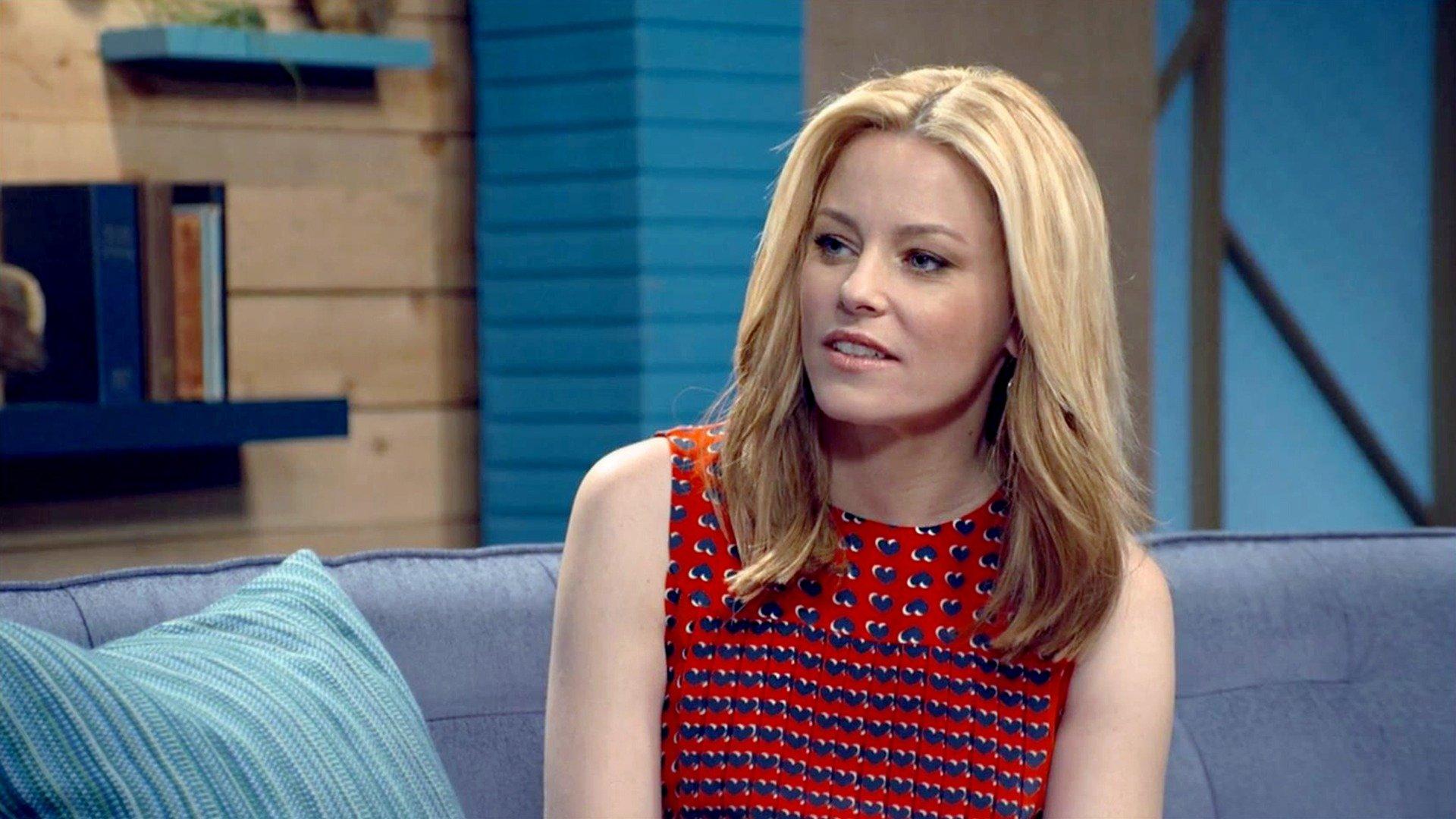 Comedy Bang! Bang!: Elizabeth Banks Wears a Red Dress