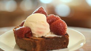 Roasted Strawberries With Pound Cake
